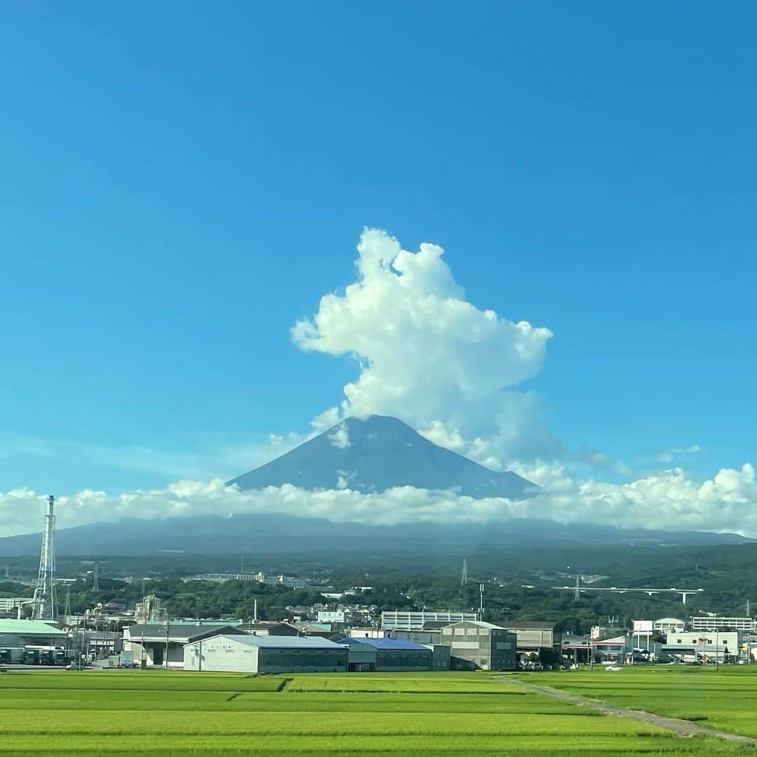 吉井明子さんのインスタグラム写真 - (吉井明子Instagram)「山の日🗻  少し前に新幹線から見た富士山です🗻  宝永山が見える美しいシルエットに戯れる雲。  心のふるさと静岡では、いつも目にするその雄大な姿に支えられ、様々な雲のできかたや、天気がいかに地形の影響を受けるかを教えられました。  近くにいなくとも、畏敬の念を抱いて過ごします。  #山の日 #静岡 #富士山 #宝永山 #ふるさと #気象予報士 #気象キャスター #weatherforecaster #기상캐스터　#氣象主播 #吉井明子」8月11日 15時55分 - akiko_yoshii_sunny_rain
