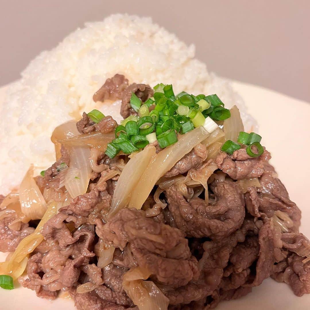吉岡美穂のインスタグラム：「顔より大きい？タワーライス🗼🍚ある日の昼食。 次男は250g、長男は700gのタワーライス🍚食べてるのに無駄なお肉がつかない細めな男子2人…  なんで…？？？ １キロの肉が一瞬でなくなる… そして4時間もしたらまたお腹が空くという…  燃費悪すぎて…笑笑  #タワーライス #ライス 700g」