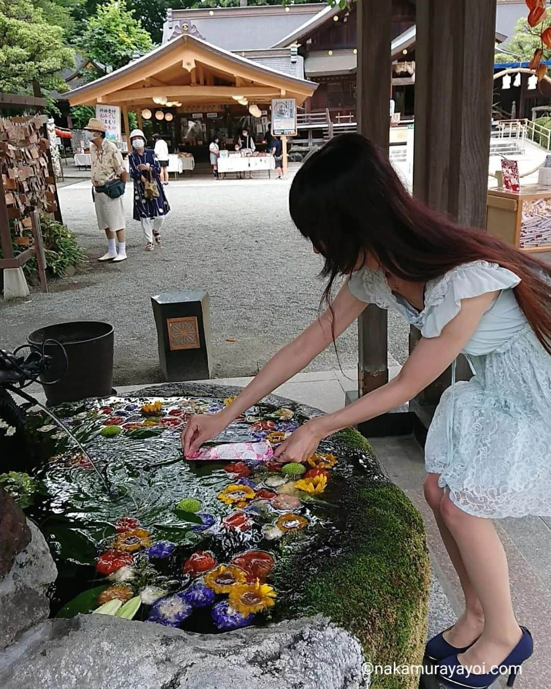 中村弥生のインスタグラム：「先日、 #出雲大社相模分祠  さんの #縁日 に行って来ました。 ボーリングのゲームをしたり、とても楽しかったです。  初めて、#水おみくじ もやりました。 偶然いらしていた、私のファンの方にも、お声かけて頂けて、とてもうれしかったです。  帰りに、#八雲庵 さんでお買い物しました。  #出雲大社 #関東のいづもさん #和菓子 #癒しのサプリ #癒しのピアニスト #中村弥生 #ピアニスト #ピアノ #癒し #ラジオ #ロングヘア #ファッション #コーデ  #YayoiNakamura #pianist #piano #healing #healingpianist #happy #life #fashion  #longhair #girl  #japan #japanesegirl #himecut」