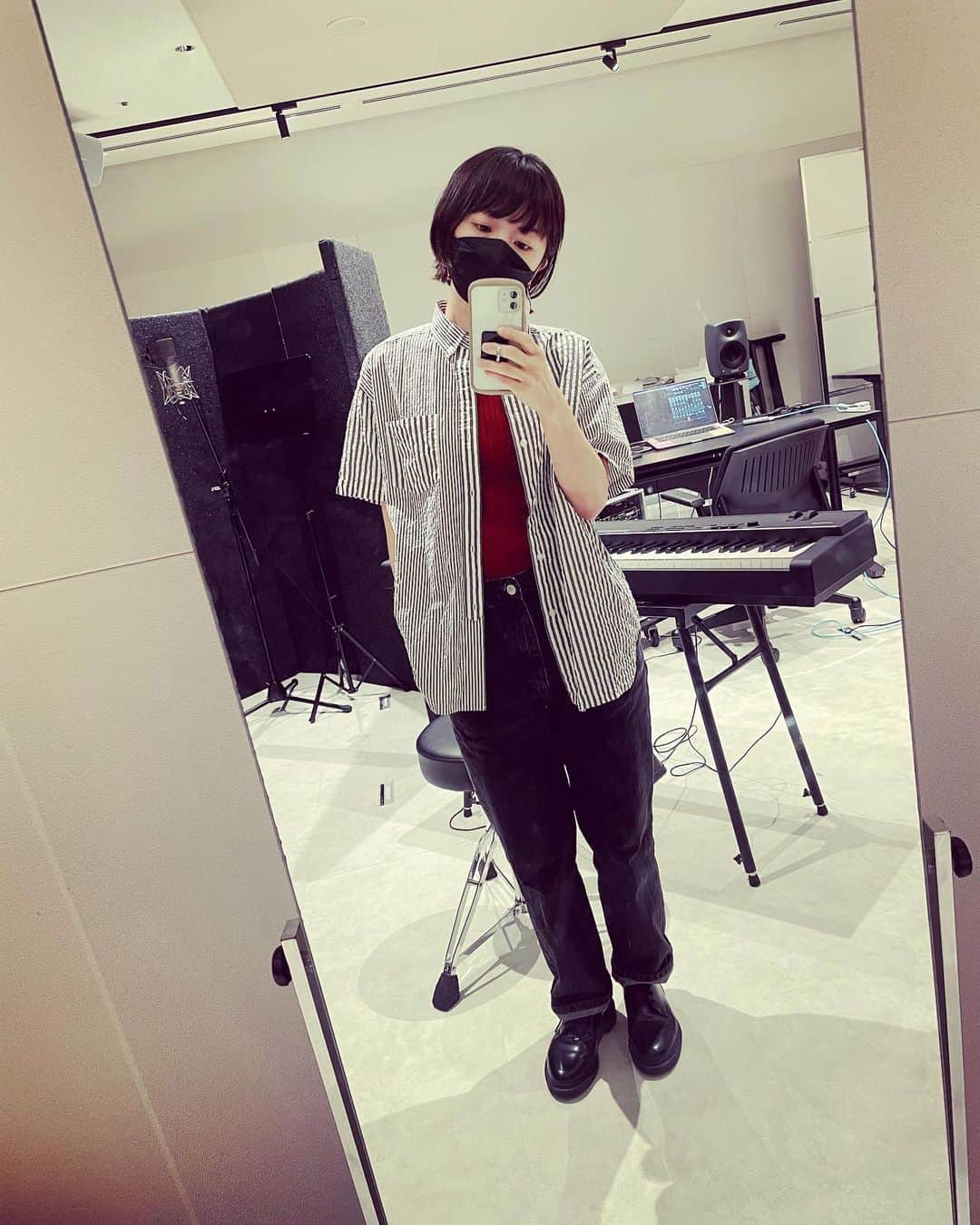 熊木杏里のインスタグラム：「赤い色を着ると 秋の気がする(暑い🫠けれど)  今日の日。」