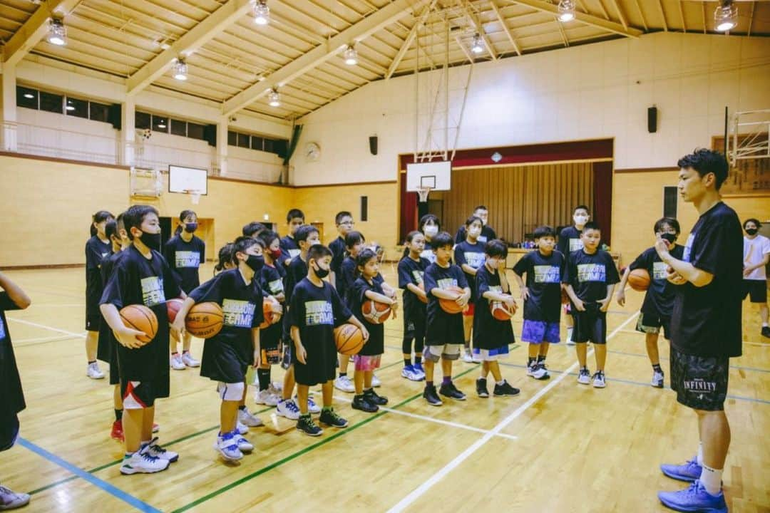 石井講祐さんのインスタグラム写真 - (石井講祐Instagram)「🏀 SAMURAICAMP2022🏀 @柏市立第三中学校 KASHIWA & NAGAREYAMA BASKETBALL  2年連続の開催🏀 積極的性声を出し盛り上げ意欲的に取り組んでくれました！ 出来なかったスキルも継続して練習し、自分のものにしていって欲しいです！ 応援してます👍 参加いただいた皆さん、ご協力いただいた皆さんありがとうございました😊 📸　@moto_graphys  👕　@b_funabashi  👟　@asics_japan  🤝@nagareyama_kashiwa_basket  #サムライキャンプ #SAMURAICAMP #石井講祐  #シュート力アップ」8月11日 16時39分 - ishiikosuke