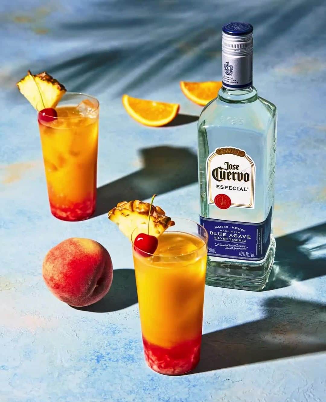 Jose Cuervo Japanのインスタグラム：「暑い夏は、桃を使ったピーチテキーラ・サンライズで美味しく涼もう🧊🍑⁠ ⁠ レシピ：⁠ 桃をカットして、グラスに入れる⁠ グレナデン・シロップのショット（1杯分）を注ぐ⁠ 氷を入れる⁠ クエルボ・シルバーのショット（1杯分）を注ぐ⁠ パイナップルジュースとオレンジジュースを1:1で加えて⁠ 最後にパイナップルスライスとチェリーを添えれば完成！⁠ . ⁠ . ⁠ . ⁠ .⁠ . ⁠ #クエルボ #ホセクエルボ #テキーラ #ライム #テキーラショット #お酒 #ピーチテキーラサンライズ #カクテルレシピ⁠」
