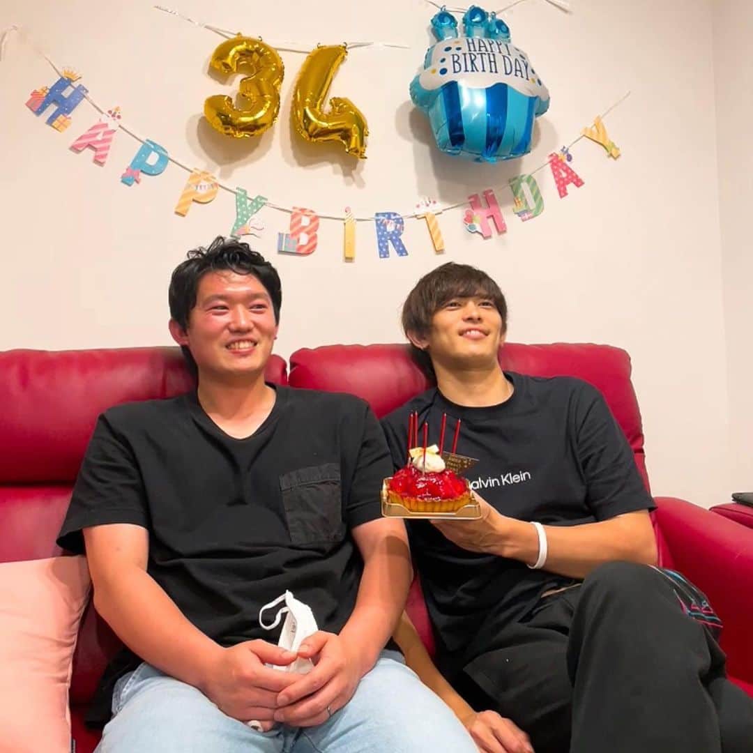 大木貴之のインスタグラム：「日頃から関わって頂いている皆様ありがとうございます🙇‍♂️ 今日で34歳になりました😊 先日引退してから3回目の体育館でバレーをしました！ バレーボールやっぱり楽しいなーと思ったので今年はバレーボールちらちらやっていこうと思います☺️ 動画もちらちら上げまーす！ 暑いので熱中症に気をつけて健康第一でいきましょー^_^ #誕生日　#家族　#弟　#34歳　#感謝」