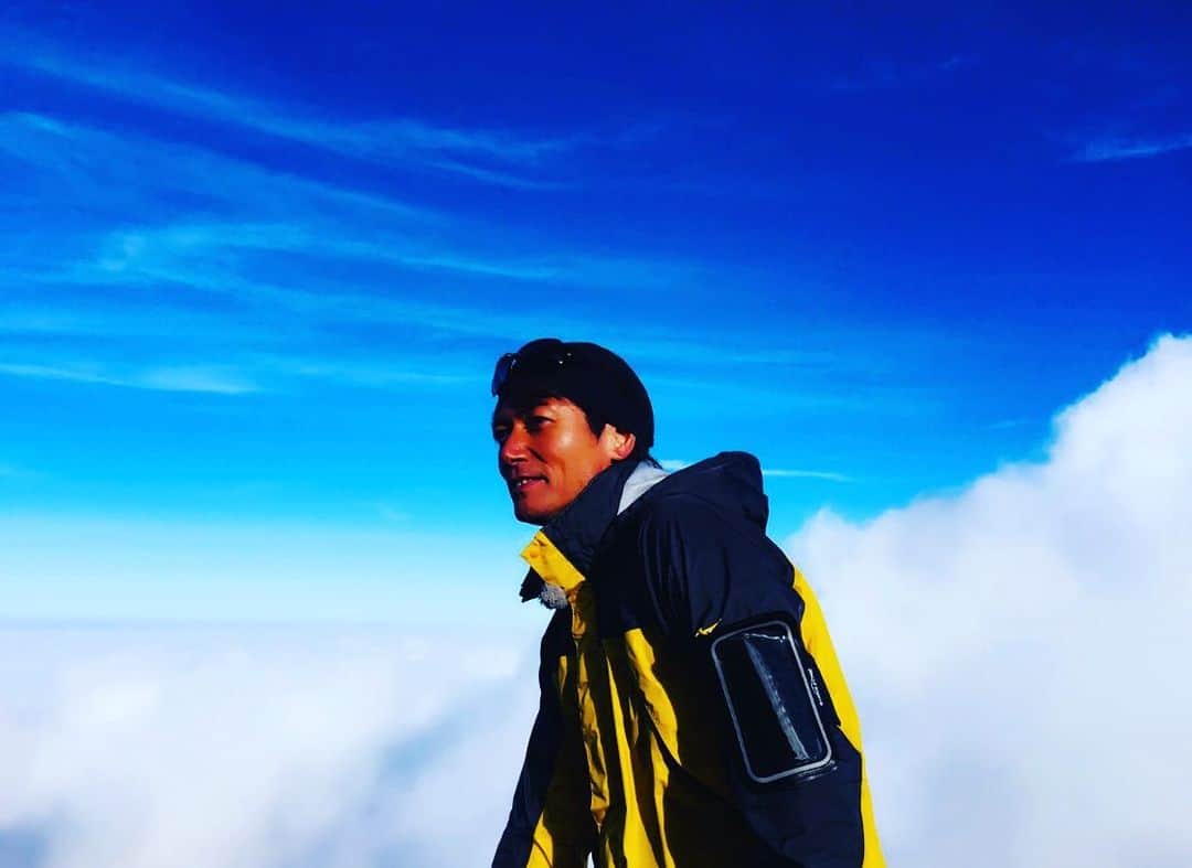 マイケル富岡のインスタグラム：「山の日♡ 芸能登山部キャプテン"マイコー" 何より海を愛してますが…山も大好き〜♪ 日本の最高峰 こちらは雲の上 下界の酷暑との気温差30℃ 大自然 ほんと素晴らしい♡ #山の日 #祝日 #芸能登山部 #登山部 #山男 #大自然 #マイケル富岡 #俳優 #タレント #ヤキソバン #撮影 #富士山 #山頂 #love #nature #climber #mtfuji #worldheritage #ubovetheclouds #actor #actorslife #shooting #northface #goretex #summit」