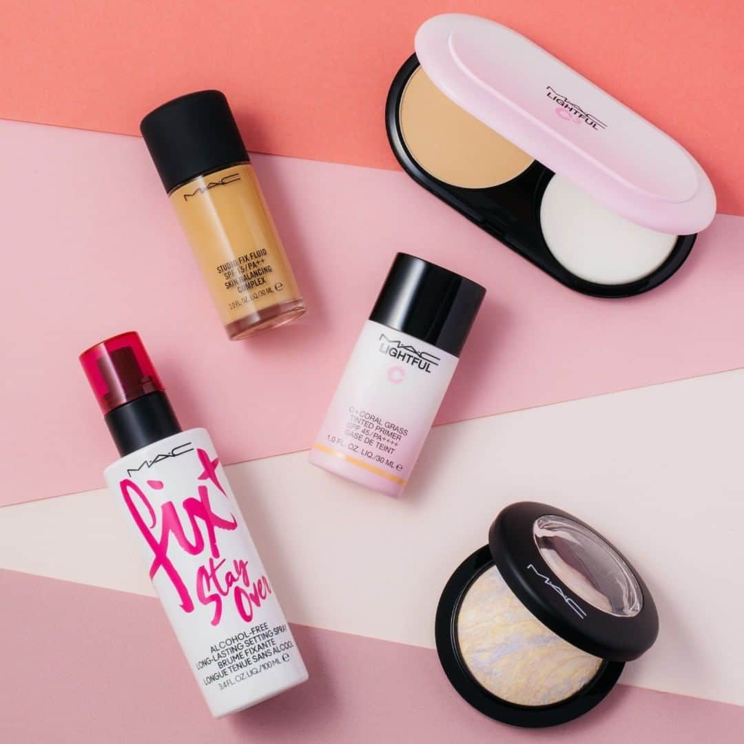 M∙A∙C Cosmetics Japanのインスタグラム：「＼本日全国スタート／ 夏特有のメイク崩れにお悩みの方はベースメイクを見直してみませんか？  今なら対象のフェイス製品を含む税込6,600円以上のご購入でオリジナルミラー*をプレゼント！さらに税込13,200円以上のご購入でフェイスブラシ*もプレゼント🎁（*画像2枚目) お近くのM･A･Cカウンターあるいは公式オンラインをチェックしてみて✨  【対象製品】 - スタジオ フィックス フルイッド SPF 15 - ライトフル C+ ティンティッド プライマー SPF 45 - ライトフル C³ ナチュラル シルク パウダー ファンデーション SPF 15 - M·A·C ミネラライズ スキンフィニッシュ / ライトスカペード - フィックス+ ステイ オーバー  ※公式オンラインはピンクのミラー、店舗はピンク、もしくはブラックのミラーをお選びいただけます。 ※プレゼントは数量限定でなくなり次第終了となります。  公式オンラインでは8月14日(日) 23:59まで全国送料＆代引き手数料無料✨ さらに税込9,900円以上ご購入でリップスティック(MINI M·A·C) ルビー ウー トーキョー*をプレゼント中💄 *条件を満たすとプレゼントはカートに自動で追加されます」