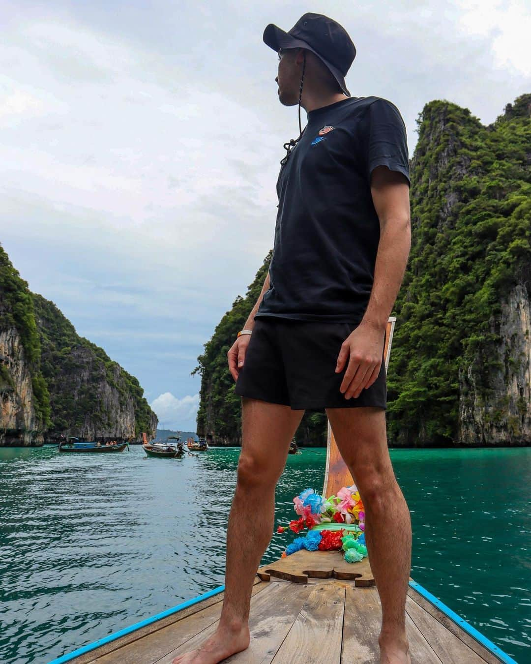 アンドリュー・ドッズのインスタグラム：「When the food poisoning hits but you gotta try and enjoy the scenery still #thailand #phuket #phiphiisland」