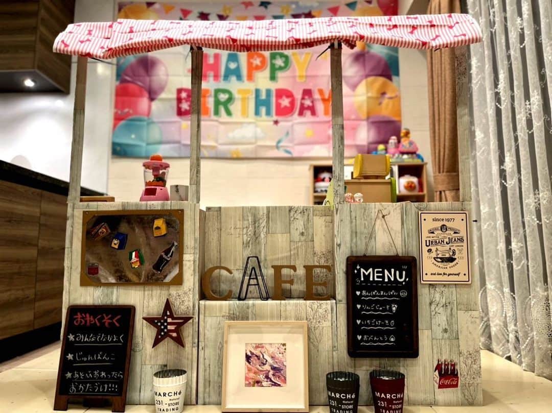 のインスタグラム：「双子ちゃんの誕生日を前にカフェをDIYで作りました。いい感じ。  #娘たち #石田たち #三姉妹 #DIY #カフェ」