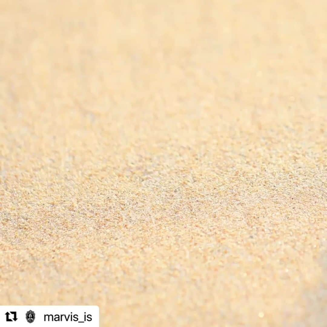 Marvis par AEGIS-Pharmaのインスタグラム：「Ne soyez pas timide : sortez de votre coquille et plongez dans l'univers des saveurs de Marvis. Essayez-les tous ! #gingermint 🧡🦀  @marvis_is #summertime #videooftheday #summermood #marvis #dentifrice #toothpaste #luxe #illustration #creation #creativite #artwork #inspiration #artiste #design #aegis #dentifrice #marvisfrance #pharmacie #conceptstore #aegispharma #aegisapothecary #distributeur #produitsdexception #exception」