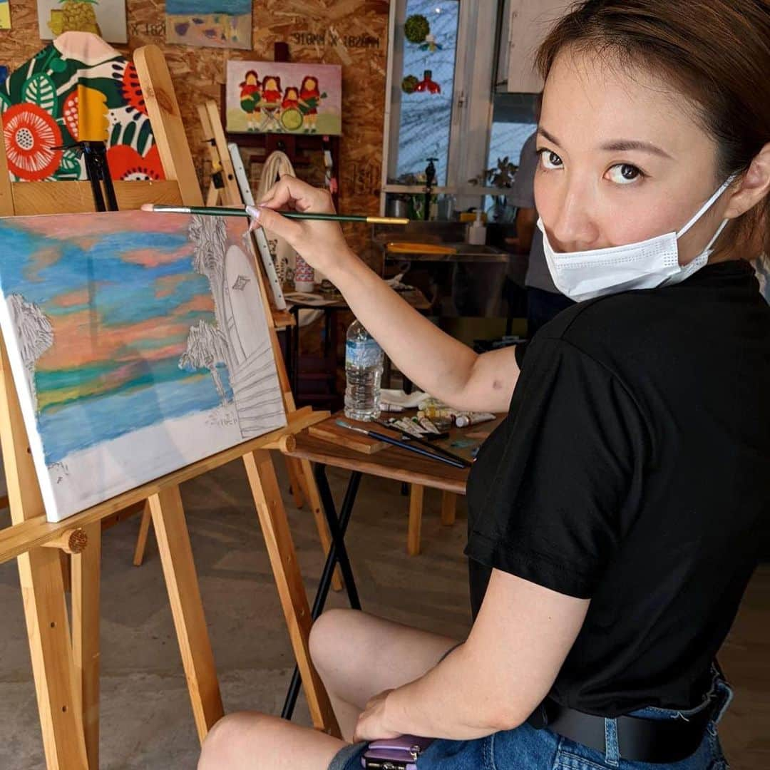 瀬戸山清香のインスタグラム：「ずっとやってみたかった油絵教室行ってきたよー！！ 高校生の時、油絵やりたくて美術部入って、油絵セット1度も使わずに終わったんよね（笑） 今回は大好きな海を描いたよ〜🏝 真っ青に晴れてる時の海も好きだけど、この前帰った時の夕方のピンク色の空の海も綺麗だったから、その思い出を描く事にしました😊 サーフィン楽しかったからサーフボード置いてあったとこと、公園の椰子の木を描いて思い出詰め込んだ！！✨🌴 まだまだ完成までは遠いんだけど、今年中には完成させたいなぁ🤔🎶 真由誘ってくれてありがとう！  #油絵 #海 #宮崎 #sunset #サンセット #art #お絵描き #sea #ocean」