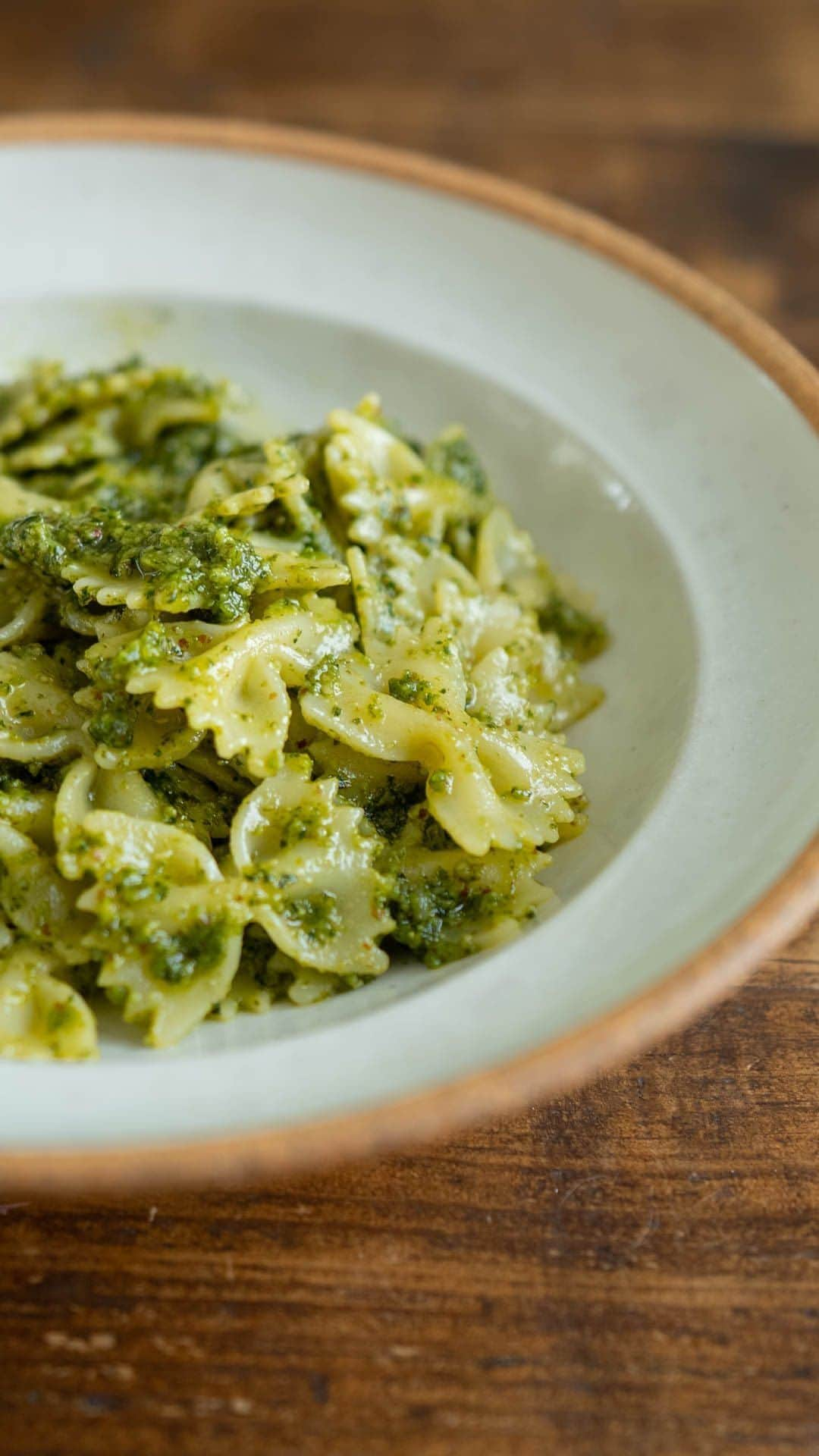 高嶋綾也のインスタグラム：「How to make basil pesto🌱  2 cloves of garlic 50g cashew nuts 50g almonds 50g basil 150g olive oil 2 tsp salt  Enjoy😋  #vegan #genovese #pasta #basil」