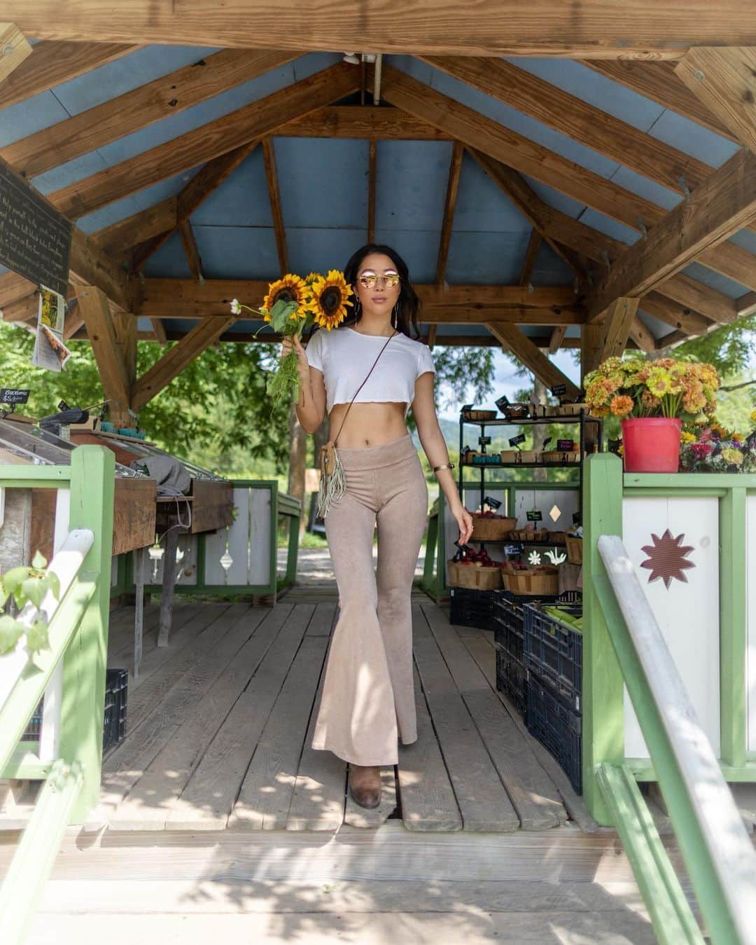 GODDESS OF LOVEのインスタグラム：「I don’t have a set style. I blend in like a chameleon and conform to the setting that I’m in. I prefer lovely, clean environments. I’m not ever trying to stand out, instead I work with the elements around me in order to beautify the space as a whole. I have always loved playing with many styles. I don’t think of it as materialistic at all, it’s more like an art-form.」