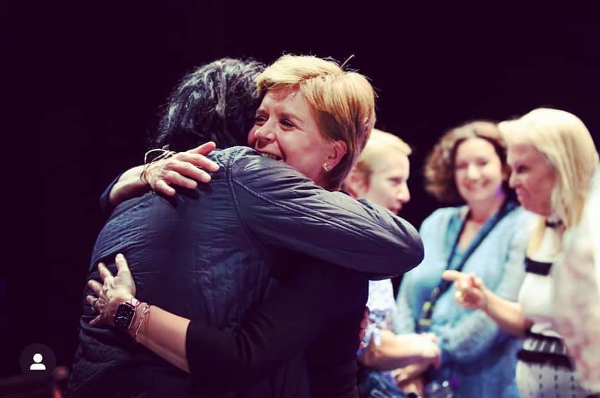 のインスタグラム：「It doesn’t get more Scottish than having the leader of your country come to see you playing your country’s bard in your country’s capital city during the Edinburgh festival!  I feel Burn is asking people to look again at something they thought they knew or understood. Similarly Scotland is asking itself again who it is, what its values are and how it wishes to be perceived in the world. It’s truly an honour to be part of the Scottish cultural landscape and able to make work that both challenges and celebrates who we are.  And also some other post show japes with chums old and new…」