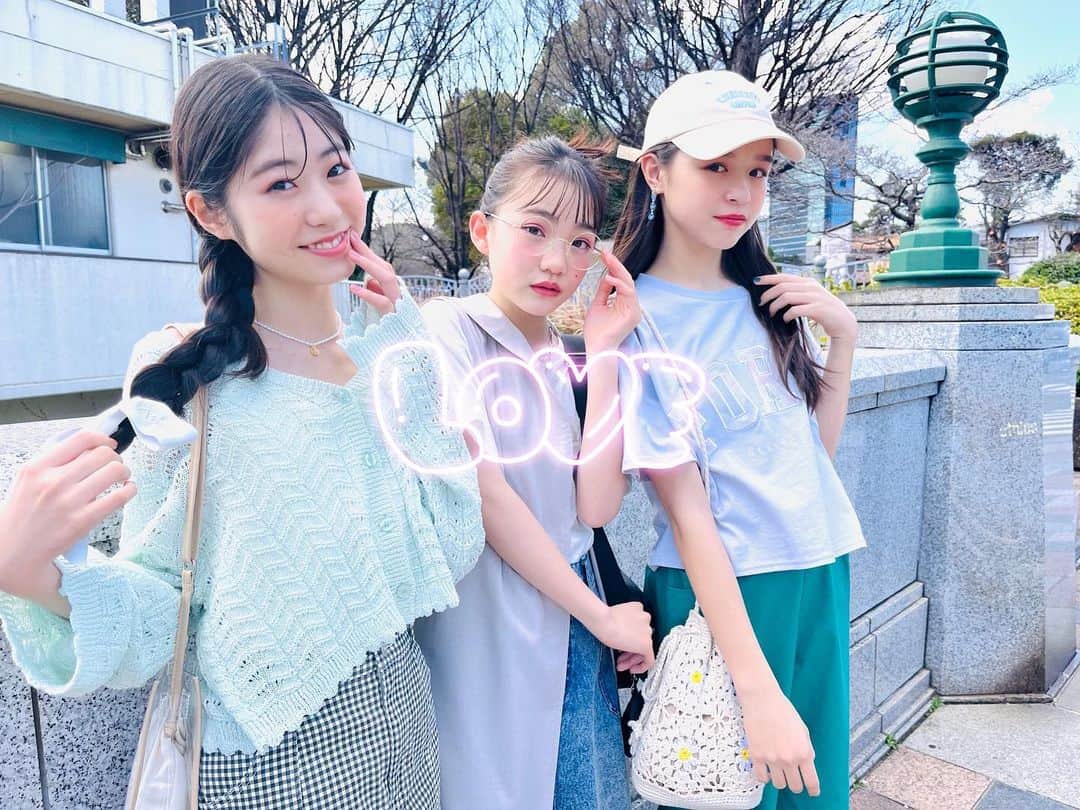 ニコ☆プチのインスタグラム：「🤍☁️🥛  姉ブランドデビューしたときの🫶🏻 どんどん大人っぽくなる 中1のなかよしトリオ……😌✨💍💖  アクセでトレンド感出してるよ✌🏻🍒  #濱﨑心愛 #レピピアルマリオ #星名ハルハ #ラブトキシック #星乃あんな #ピンクラテ #ニコプチ #中学生 #中学生コーデ #09 #fjc #13歳なりたてとまだ12歳2人」