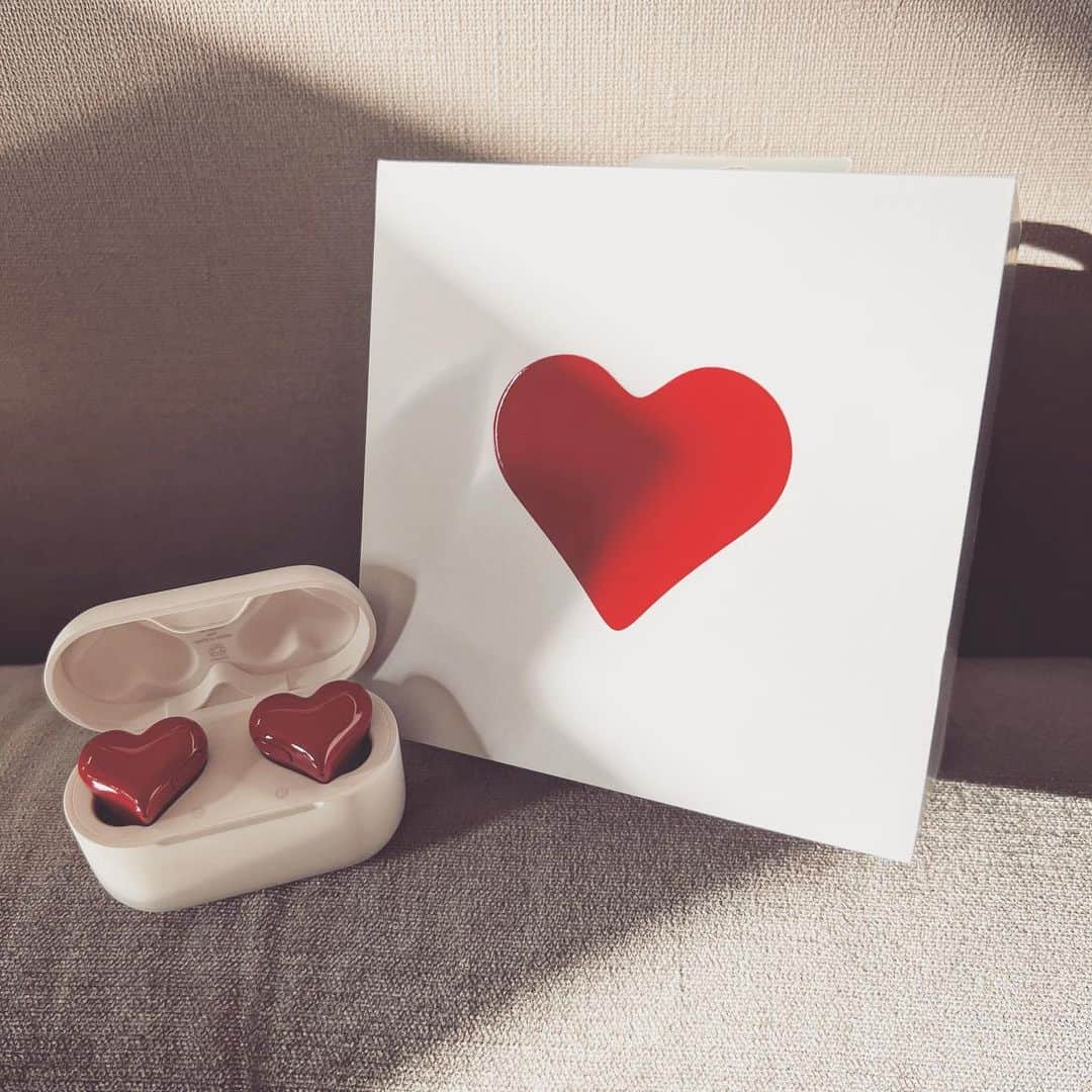 清水彩子のインスタグラム：「可愛いairpods❤️  #友人からのプレゼント  #HeartBuds #ハート小物 #airpods」