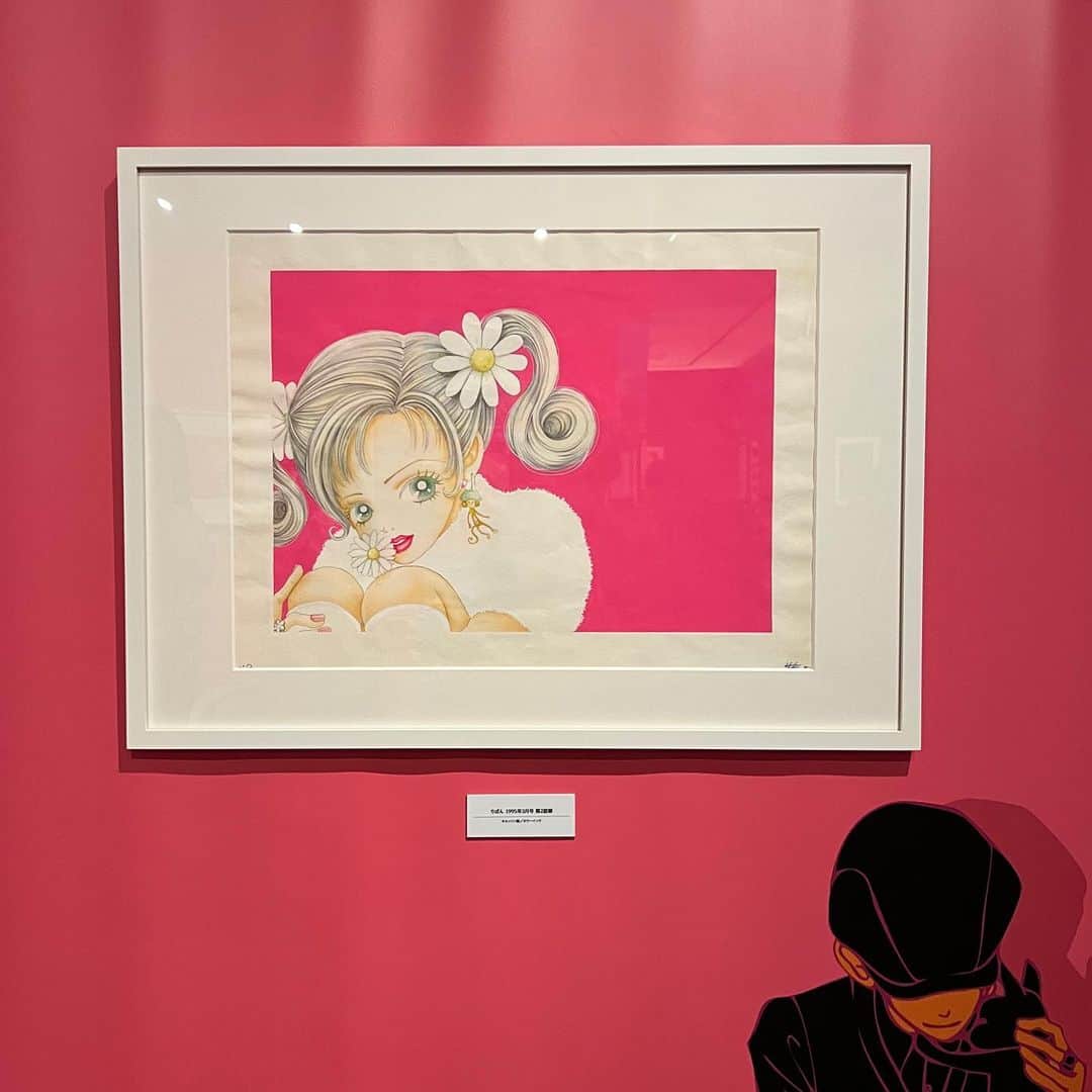 のインスタグラム：「矢沢あい展、東京はもう終わりですね。  始まってからすぐに行ったのですが、感想書けずにいました。🎀 この間zoomお茶会をした時に、どうでしたか？と感想を聞かれたので、ちゃんと書こうと思って。  矢沢あい先生の作品は、わたしにとって、青春であり、伝説であり、ルーツであり、カルチャーであり、間違いなくわたしの芯の一部となっているもの。 っていうかきっと、みんなにとってもそうだよね。  今回展示されていた主な作品たちはすべてコミックスを持っているし、いままでもいろんな人に貸し出して布教活動をしてきた。。。  NANAの続きを見ないと死ねない、とまで言ってきたわたしでしたが、今回の展示を見て、矢沢あい先生の功績に、ただただ感謝だなあとじんわり思いました。  同じ時代に生まれてこれたことすら嬉しくなるような。。。  そして、展示を見に行ったその日から、NANAを読み返してるのですが、当時読んでいたころとまた違う視点から見れたり、理解できるところが増えたり、反対に忘れていた気持ちが蘇ったり。。。  きっと一生読み返すだろうし、そのたんびに胸がきゅっとなって、またいろんな思い出が重なって、増えていく。  はあ。帰ったらまた、続き読もう。 ぜひ、まだの方は、行ってみてくださいね🫶🏻💕 (東京展は終わりましたが横浜展があります！)  最後の写真、この日の唯一のわたしの写真なんだけど、暑すぎて気合い入れれなくて、結局水越さんコスプレみたいな格好で行っちゃったよ。。 水越さん、と言ってすぐに理解してくれたぺいちゃんに、感謝。  #矢沢あい展」