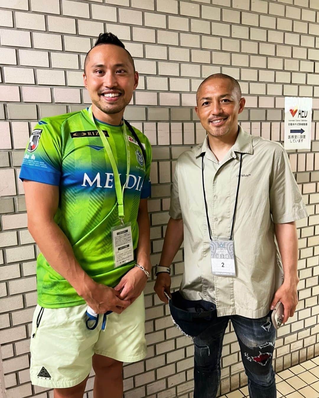 塩浦慎理のインスタグラム：「実は小学校までサッカーをやっていたのですが、大好きな小野伸二さんと写真を撮っていただきました！ この瞬間心拍数上がった。。ありがとうございました！ ベルマーレのユニフォームを着ていますがご容赦ください。笑 #小野伸二」