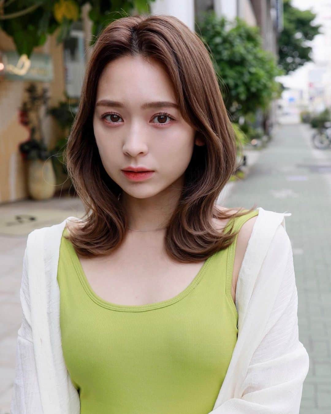 佐藤 康文のインスタグラム：「人気韓国風ミディアムヘアです✨✂️  #韓国風ヘア #韓国ファッション#グレージュ#ミルクティーベージュ #デザインカラー #インナーカラー#外ハネ#美容師#美容院 #撮影モデル#ヘアスタイル#ヘア#アレンジ#ヘアアレンジ#hair#hairstyle #ヘアカラー#ヘアカタログ#ヘアセット#髪質改善#名古屋美容室 #」