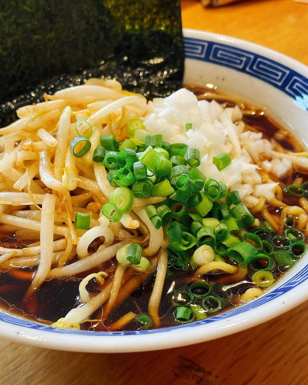 下川みくにのインスタグラム：「スーパーに売ってたすみれラーメン購入 冷蔵庫に残ってたもやし投入 また北海道のお店で食べたいなぁ  #すみれ #醤油味 #大好き #北海道 #味噌も大好き #ラーメン #mikuni飯」