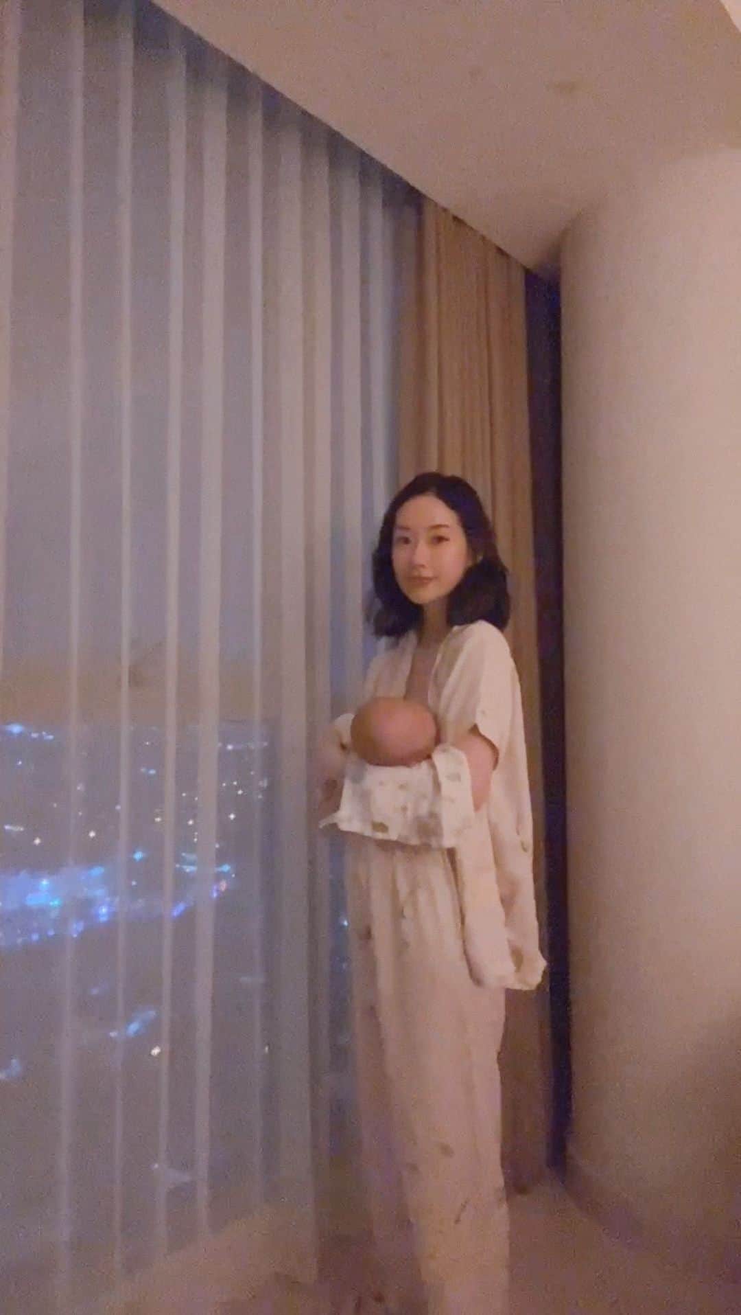エリッサ・ヤマダのインスタグラム：「Started off with breast engorgement and cracked nipples, there were days where I felt like giving up (direct) breastfeeding because it made my nipples so sore I couldn’t even wear bras (kadang bahkan kena hembusan angin aja langsung nyesss 🥲), but looking back now I’m so glad I persevered; the bonding time it provides is just amazing 💫 Here’s hoping that my girls will be strong enough for the teething phase 😬🤞Semangat untuk semua pejuang ASI! 🤗 #breastfeedingjourney」