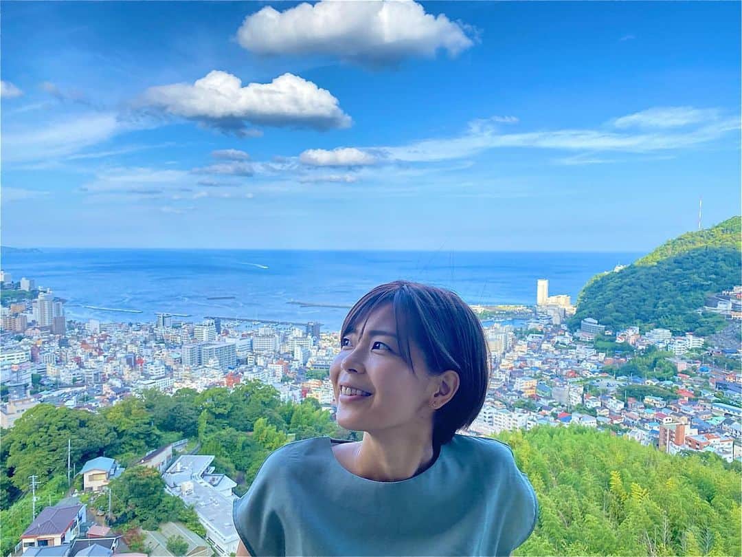 佐藤美弥のインスタグラム：「◎  　 実家で父が育てた野菜たちが届いた🍅🍆🥒 畑の懐かしい匂いがして幼い頃を思い出した。 家族に会いたくなった😊  そして今暮らす静岡も大切な家族がいて 自然が豊かで素敵な場所🌿  いろんなものが私をつくる。  　 #秋田 #静岡」