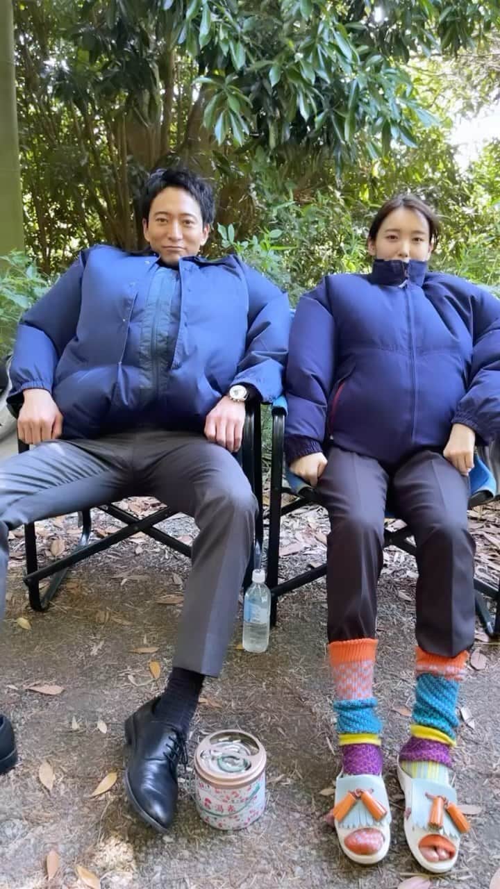 飯豊まりえのインスタグラム：「. オクトーの撮影現場  夏のロケは暑さでへこたれてしまうけれど 水分補給と これを着て乗り越えれました "扇風機ジャケット" スタイリスト遠藤さんのお手製✨  ムキムキマッチョなバディ💪  オクトー今夜11時59分 6話放送です」