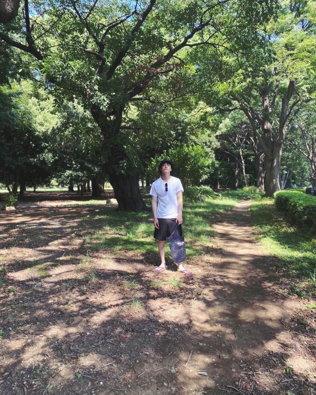 坂口健太郎のインスタグラム：「プラダさんからサマーギフトもらいました🥰  #PradaTropico @prada」