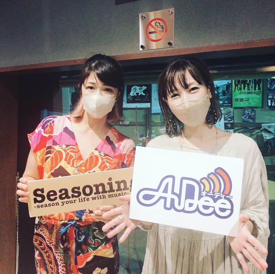 BONNIE PINKさんのインスタグラム写真 - (BONNIE PINKInstagram)「JFN「SEASONING」のHoliday Seasoning『B’on Music Fes2022』という特番に出させていただきました。Bから始まるアーティストの曲だけをかけるという素敵なテーマのもと、MCの市川美絵さんからお誘いいただき、B組代表して伺ってきました。私からもリクエストできたのでTHE BEATLESのBLACKBIRDをお願いしました。その昔、ビートルズのプロデューサーのジョージ・マーチンさんのソロアルバム"In My Life"に参加させていただく機会に恵まれて、イギリスのAir Studiosを訪れて歌わせていただいた大切な曲。スタジオに着いてカフェテリアでぼんやりしていた私に早速ケーキを運んできてくれたのがまさかのSir George Martinでしたw。緊張しすぎて喉カラッカラだった私に優しく語りかけて、「ゆっくりでいいし何回歌ってもいいんだよ」と導いてくださいました。でも結果的に恐らく2〜3本くらいしか録らずにOKが出てしまったので、ずっとずっと本当にあれでよかったのかしら？と思っていたけど、あの時の私にはあれがベストだったのかもしれません。10数年ぶり？にお会いした市川さんが、私の昔描いた落書きをまだ大切に持っていてくれてビックリ＆感激。続けていると、また巡り合えることがある。ジョージさんにはもう会えないけど、またいつかエアスタジオ行きたいな…行けるかな？何だかほっこりした2022年、山の日でした。しかし昔の私、髪あっけーなw。」8月11日 21時29分 - bonniepink_official