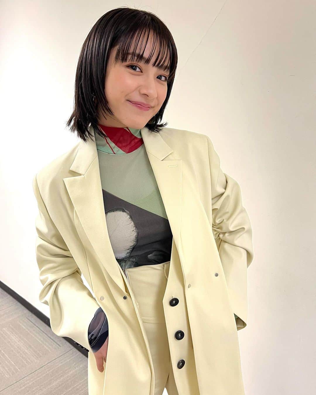 平祐奈のインスタグラム：「🔸🔺🔹▫️ いつかの衣装  Yellow Jacket: @_irene__official_  turtleneck : @yohei_ohno  high-waisted pants: @_irene__official_  Black boots : @acnestudios  accessories : @limleanlee personal」