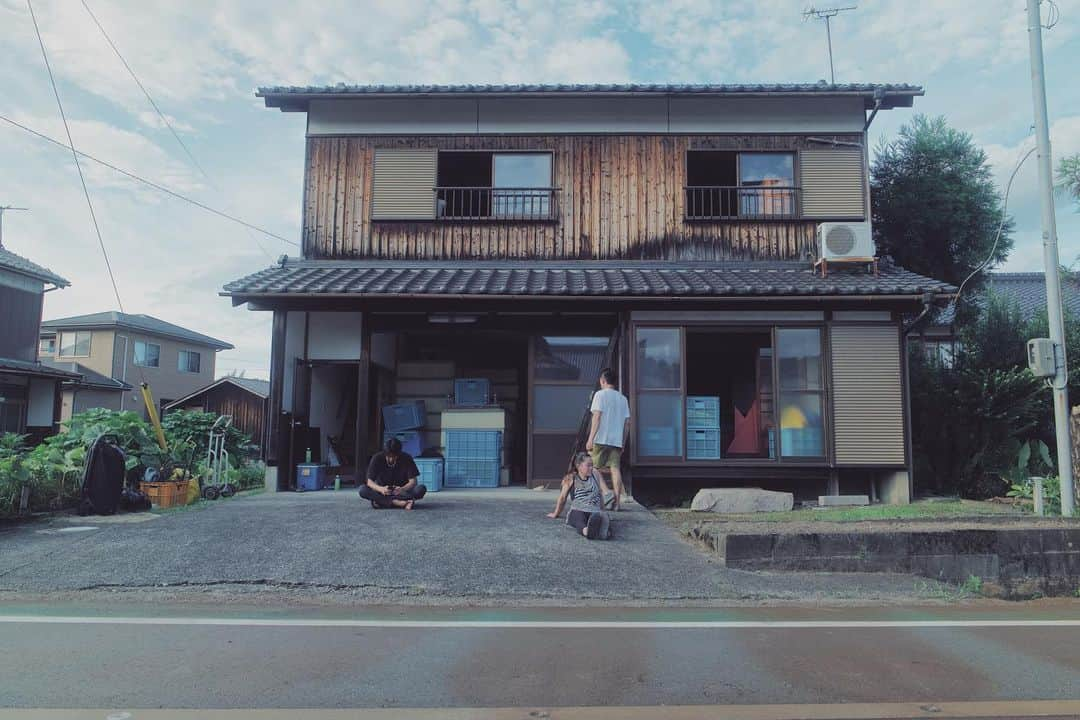 坂本朱里さんのインスタグラム写真 - (坂本朱里Instagram)「新しい基地🫱🏻‍🫲🏼💖✨ 当分はここでホールドの作業。 ⁡ サクッと手伝いに来てくれるみんな大好き👼🏻 ありがとう〜 @shimiatsuproduction」8月11日 21時37分 - ayari_shimi