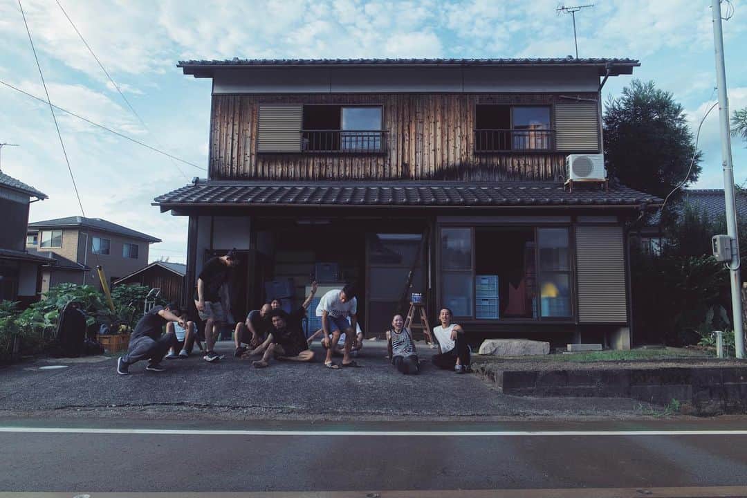 坂本朱里さんのインスタグラム写真 - (坂本朱里Instagram)「新しい基地🫱🏻‍🫲🏼💖✨ 当分はここでホールドの作業。 ⁡ サクッと手伝いに来てくれるみんな大好き👼🏻 ありがとう〜 @shimiatsuproduction」8月11日 21時37分 - ayari_shimi