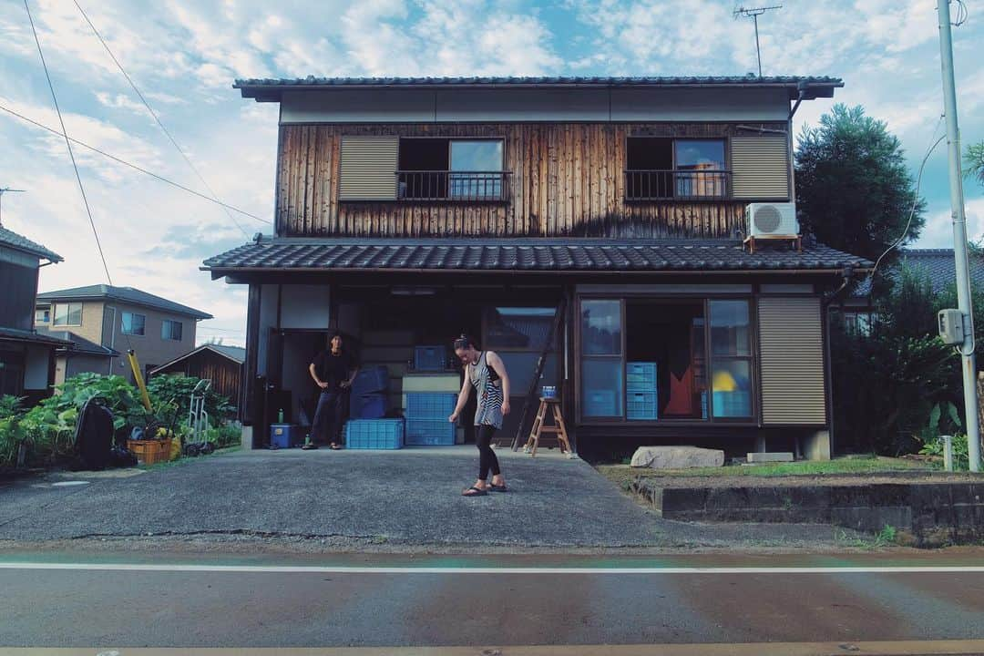 坂本朱里さんのインスタグラム写真 - (坂本朱里Instagram)「新しい基地🫱🏻‍🫲🏼💖✨ 当分はここでホールドの作業。 ⁡ サクッと手伝いに来てくれるみんな大好き👼🏻 ありがとう〜 @shimiatsuproduction」8月11日 21時37分 - ayari_shimi