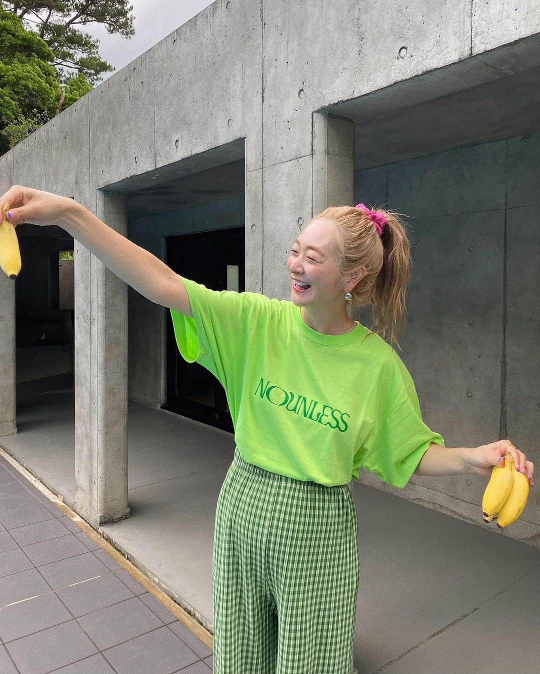 のインスタグラム：「💚 🍌 💚 🍌 💚 プール上がりのバナナはいかがですかぁ〜？💭 っていう、、、ねっ😚🌴笑  モンキーバナナが小さくて可愛い〜🍌🙊💕 （私が大きすぎる訳ではありまてん。笑  @_nounless のオーバーＴシャツも めっちゃいい感じ〜💚🫶🏻🫶🏻🫶🏻  #バナナは辻ちゃんを思い出す #加護ちゃんはイチゴ #分かる人は分かるかなぁ♡ #カラフルコーデ #夏コーデ」