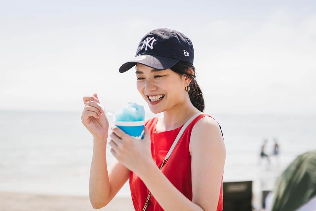 のインスタグラム：「この夏1番美味しかったもの認定🍧 汗かきまくってる中のかき氷が美味しくてたまらんかった〜！ 氷の冷たさに歓喜している瞬間😂💖 めちゃくちゃ素の瞬間で好きな写真！笑 今日も暑かったですね。喉乾いたな〜と思う前に水分補給する方がいいみたい！今日は何回も喉乾いた〜って思っちゃったから明日はこまめにお水飲むと決意。😌 #夏#逗子#海#かき氷#ブルーハワイ#summer#sunday#japan #likeforlikes #l4l #instagood」
