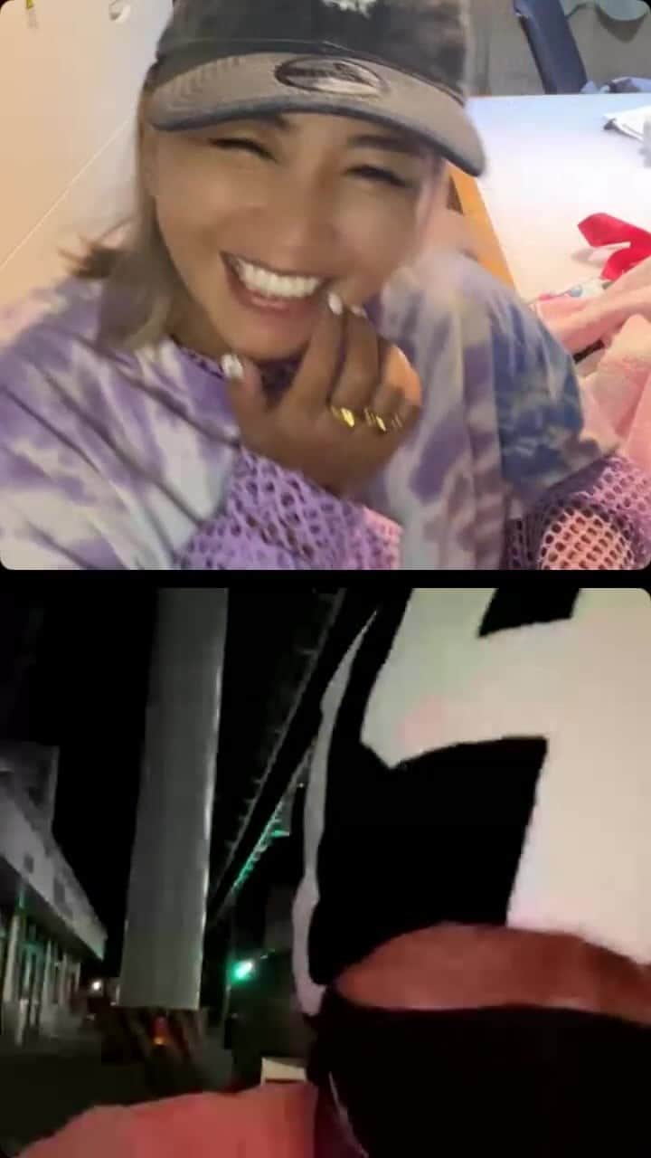 MINMIのインスタグラム：「minmi ✖︎TEE ✖︎ HUNKUN FREEDOM淡路島インスタライブ！ トークテーマはコラボレーション❤️ 笑　最高！」