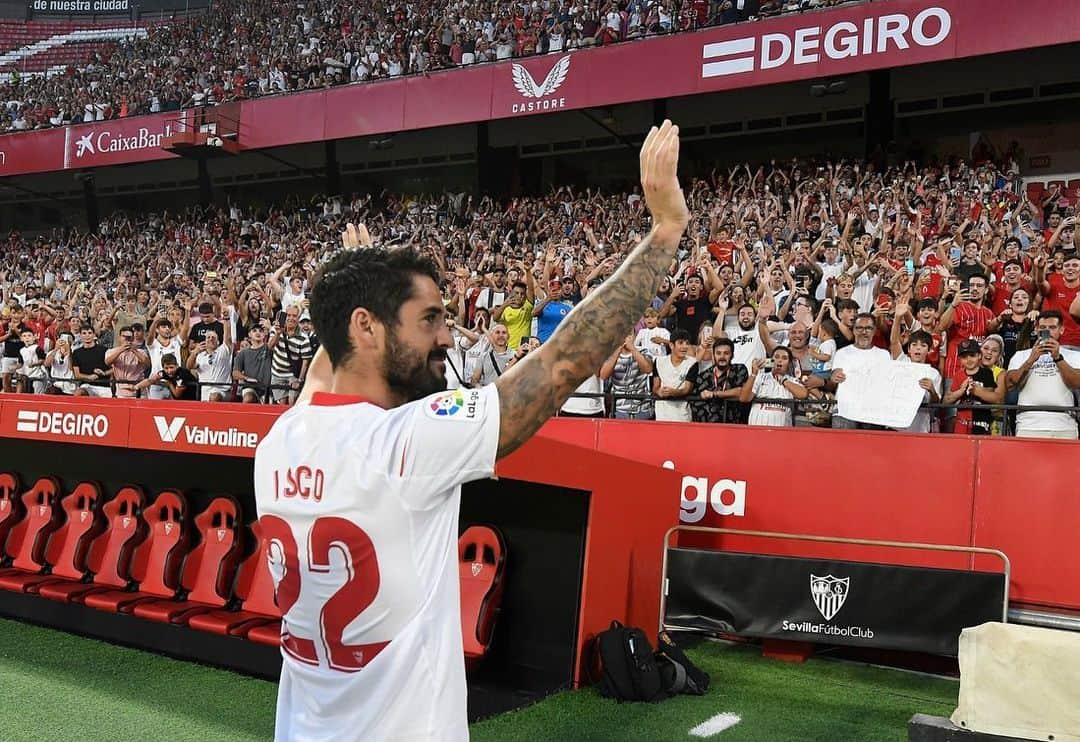 フランシスコ・ロマン・アラルコンのインスタグラム：「Muchísimas gracias por el cariño y por el recibimiento que me habéis dado! Sigo con los pelos de punta❤️🤍 @sevillafc」