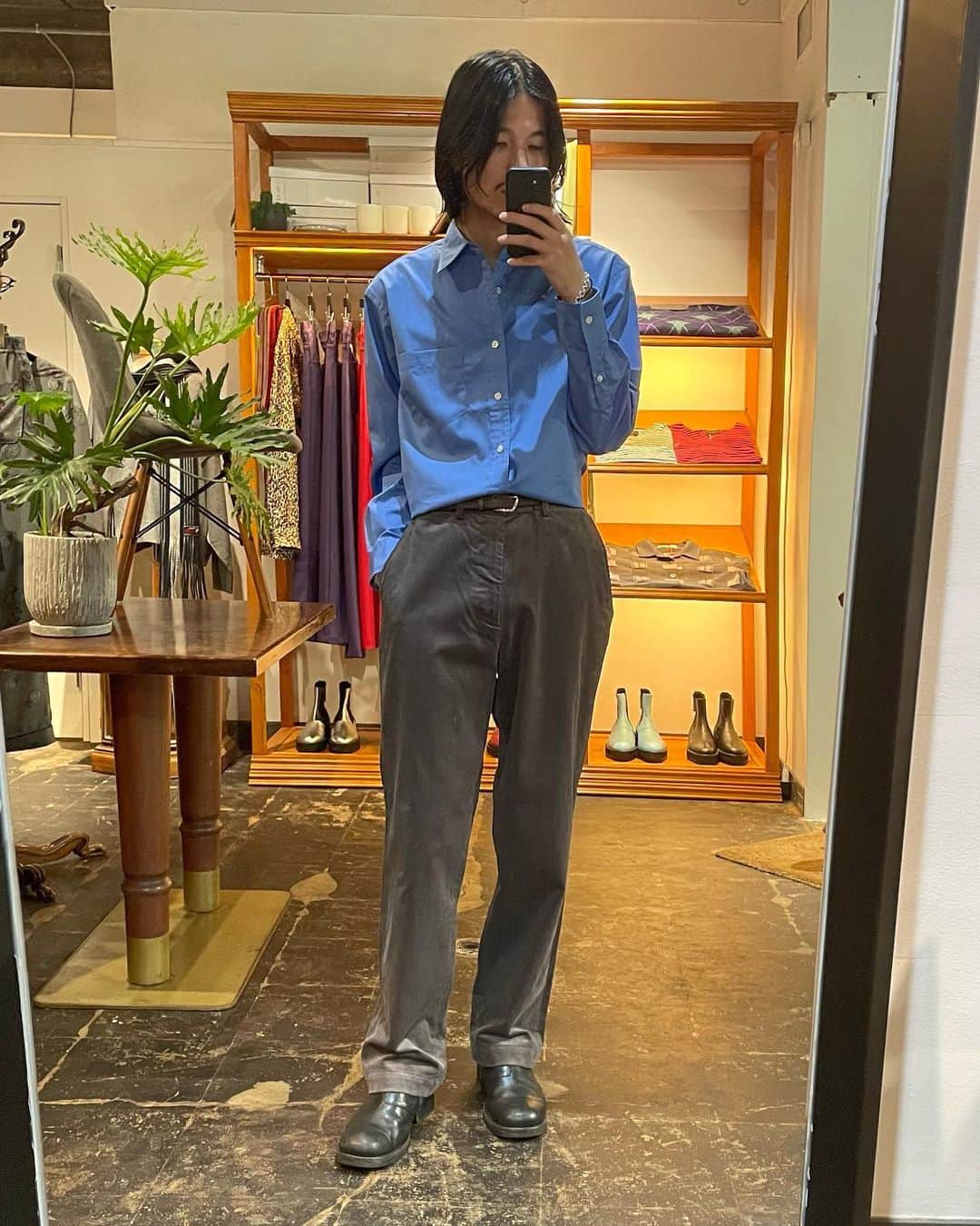 田口隼人のインスタグラム：「@ernie_palo  AW22 1st Delivery  上品な光沢の細畝コーデュロイを始め、型数多めに入荷してます💁‍♂️  #falman #erniepalo」