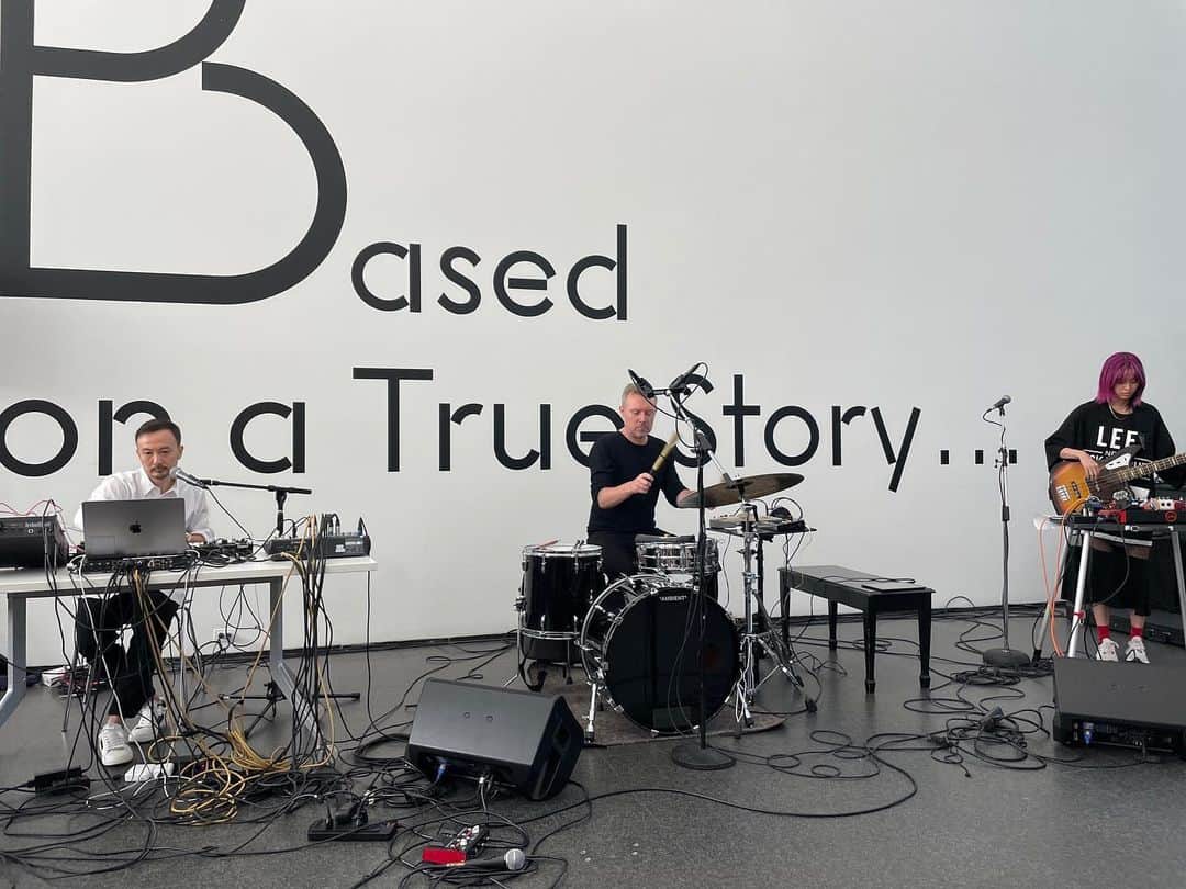 HARUHIのインスタグラム：「I had the opportunity and privelage to play at @mcachicago with @kiku.hibino and @_stevenhess a month ago. What a wild ride, thank you so much ❣️ Congratulations again and thank you to @nomiji_martini, @don.bosco.bae and of course Gregory Bae.  春ちゃん美術館デビューしましたよ。🥳  Shout out to the AV team @pauldeuth_cs @chicago_watch @matthew.test01 @liking_pictures_guy @bonitaappleblunt_」