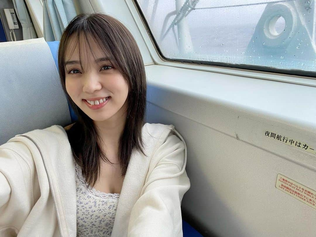 小林由依のインスタグラム：「おはようございます🌞  今日からお盆休みの方もいらっしゃるでしょうか🌴  屋久島に向かう船の旅中のゆいぽんをお届け⛴  自撮りかわゆすのゆいさんです😍  ある意味これも隣の席の小林さん⁉️  公式Twitterでは空の旅ゆいぽんを公開中〜🛫  #隣の小林さん #小林由依2nd写真集 #ぽん観察 #小林由依 #櫻坂46 #ゆいぽん #ゆいぽんdayまで53日 #10月4日発売」