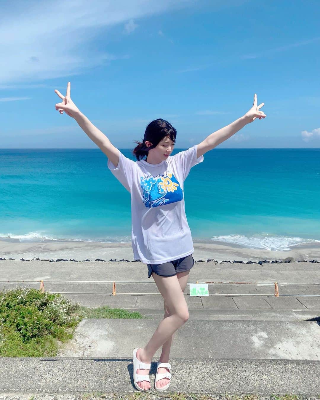 辻井ほのかのインスタグラム：「海ー！！！！！めっちゃ綺麗🥺💓」