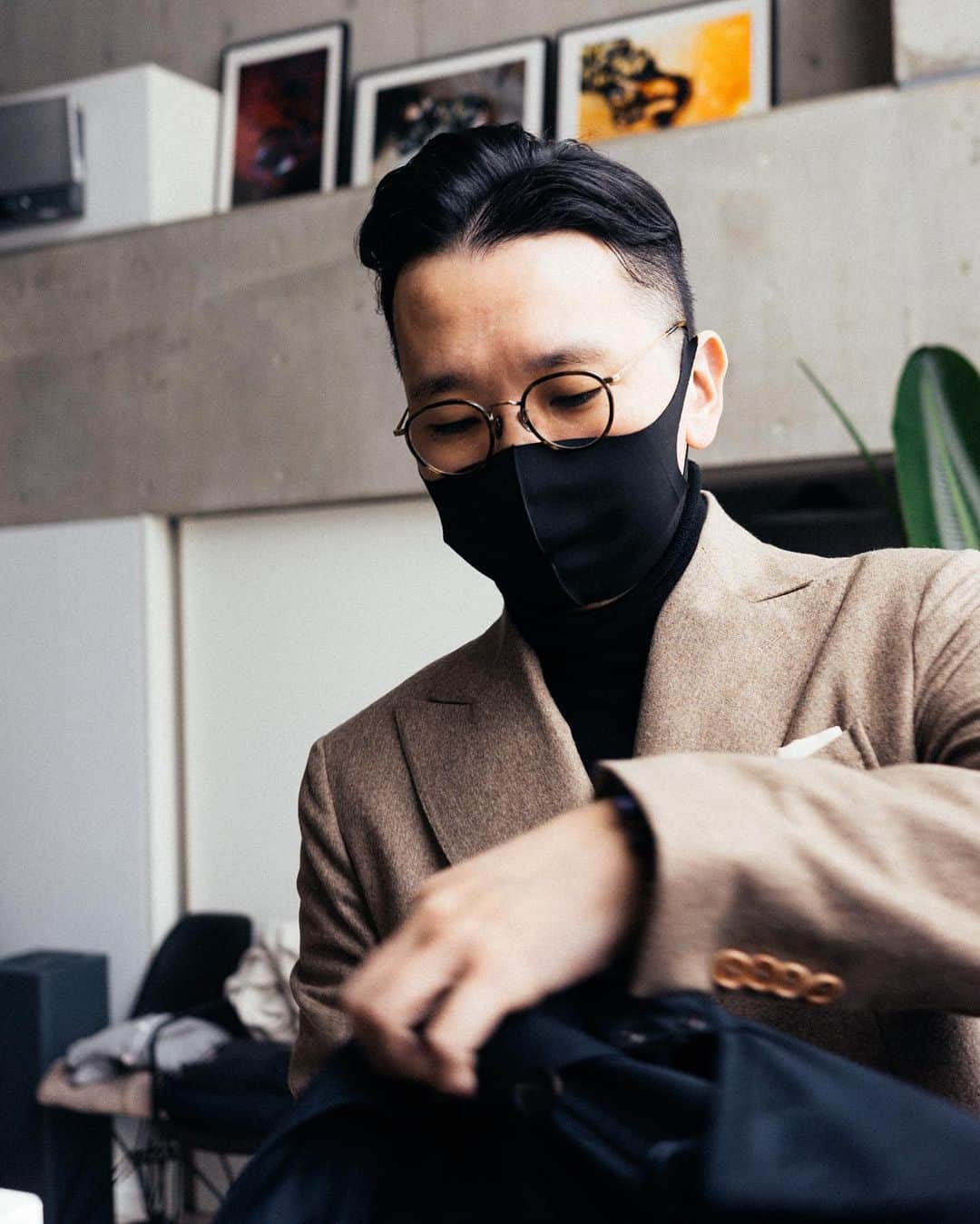 Akiomi Kurodaのインスタグラム：「最後の30代がはじまった。  2年前に急逝した父は、帝国ホテルに生涯勤めて常務取締役に。引退後は帝国ホテルキッチンの会長として晩年を過ごす矢先のことだった。父と同じだけ生きられるとしたらオレは残り28年。とうに折り返しは過ぎている。  父が日本のクラシックを象徴とするようなホテルに勤め続けて毎日スーツを着て仕事に行っている傍ら、オレはほとんど才能に感けた日々を30年間過ごしてしまった。正す襟もないような状態からこの数年、かろうじて背広に身を包みながら不惑に挑む。  尊敬する先生や、フォトグラファーの諸先輩方、ビジネスの先達方から帝国との思い出話を聞いたり、フォトグラファーとして芸能の方々を撮影させていただく機会にあたって帝国の宴会場に足を運んだりとする経験を重ねることでようやく、父の仕事とその重みが現実味を帯びてきた。そんなことにも無関心で歳を重ねてきたのかと恥ずかしくなると同時に誇らしくもあった。  昨年末、ようやく胸を張って自分の力で訪れた嘉門。背広一着引き換えともいえるような価値をした料理を前に父や周りの人たちが何を背負ってはたらいていたのかを垣間見た。  30を越えてからではあるが、写真という機会を挑戦に変えて、オレも何かを背負えるようになってきただろうか。進んで逆境に身を置きはじめ、衰退する市場ならばこそと、身体を預けながら何を選択して何を捨てて生きていこうか。  #帝国ホテル #嘉門 #背広」