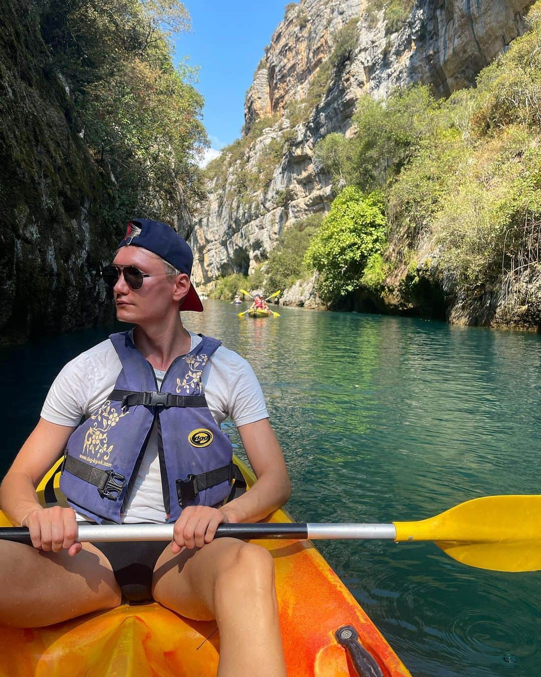 Olick Chinoさんのインスタグラム写真 - (Olick ChinoInstagram)「🚣🏻‍♂️ #caiac #francevacations #saintcroixduverdon #malemodel #blondguy #vacation」8月12日 1時52分 - olick_chino