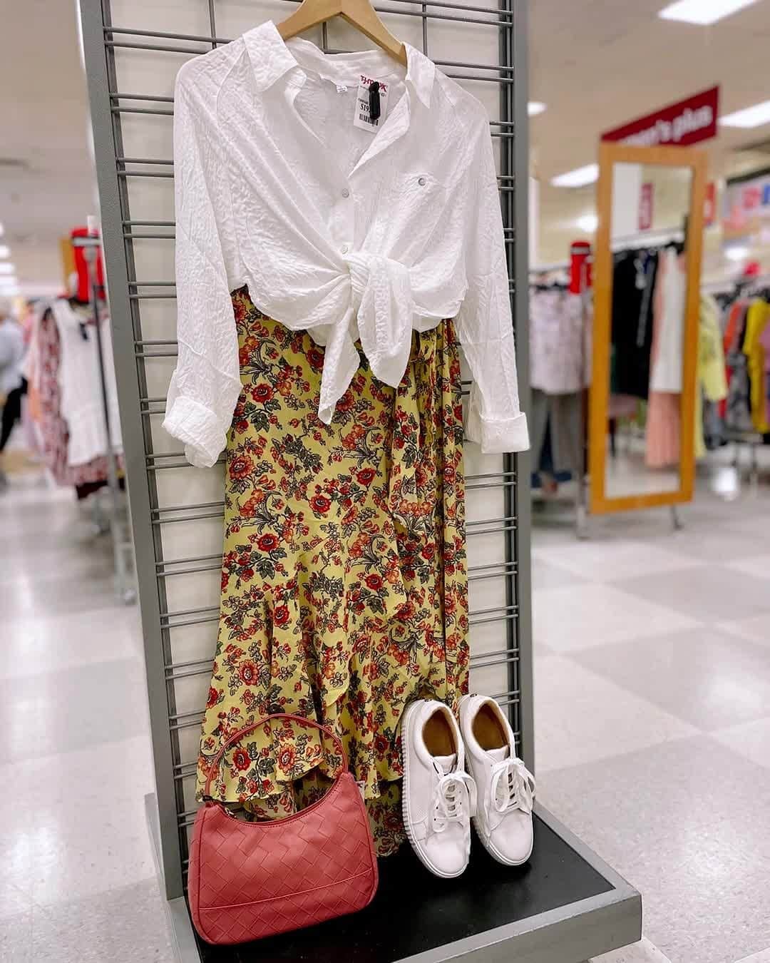 T.J.マックスのインスタグラム：「Now forecasting: transitional style ☀️🍂 Save on summer-to-fall fashion in store & online.」