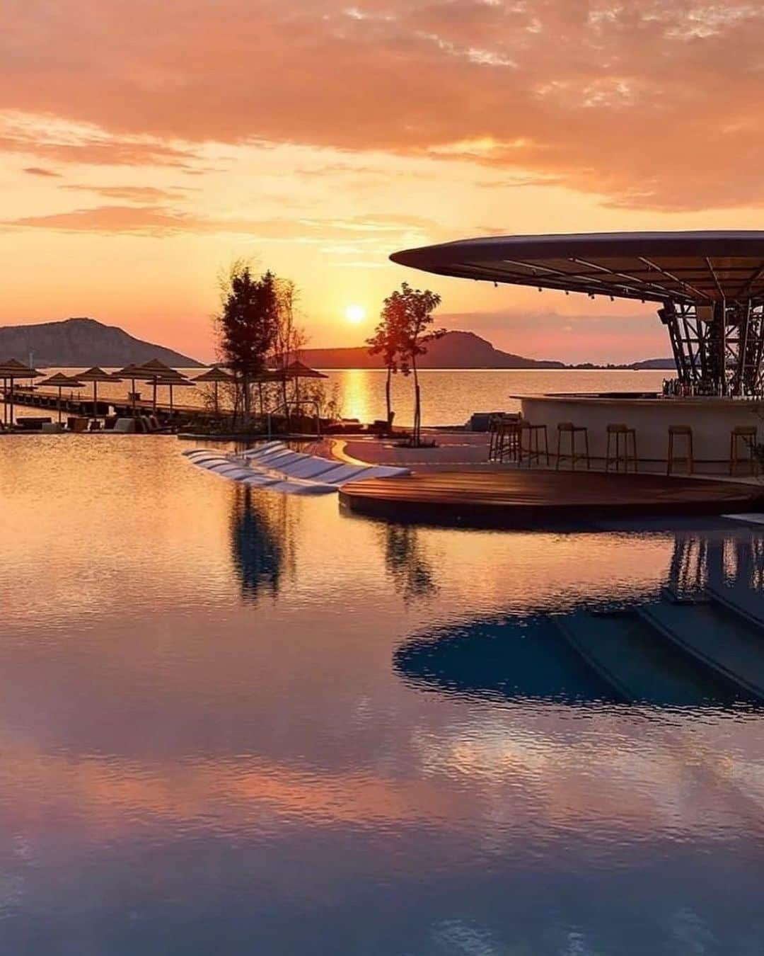 ソフィア ココサラキさんのインスタグラム写真 - (ソフィア ココサラキInstagram)「Congratulations to all at Costa Navarino, the new W Hotel looks exquisite, an elegant addition to an idealic setting. #wcostanavarino #costanavarino #sophiakokosalaki」8月12日 2時38分 - sophiakokosalaki