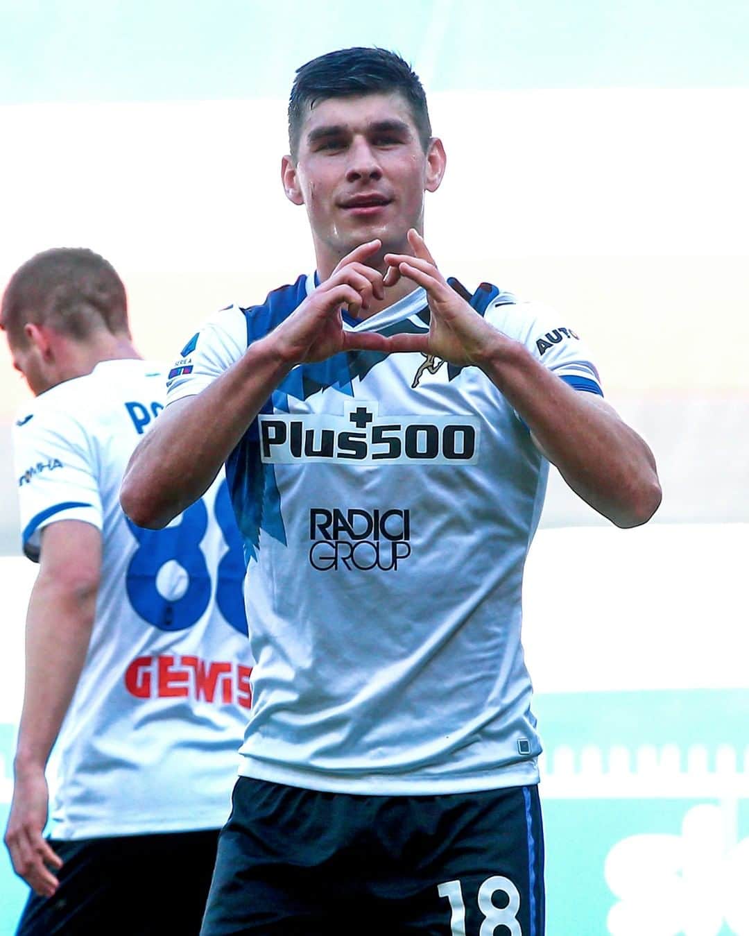 アタランタBCのインスタグラム：「Quando Malina tolse le ragnatele con delicatezza 🕸  When @malinovskyi_18 broke the net against Saturday's opponents 😎  #tbt #GoAtalantaGo ⚫️🔵 #Atalanta #BergAMO #ForzaAtalanta」
