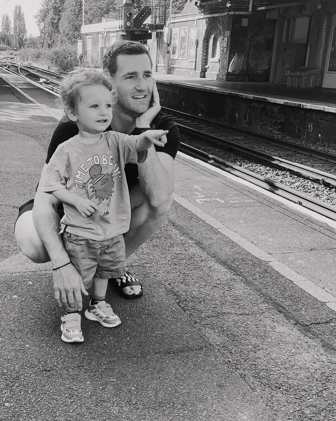 キャメロン・ファンデルバーグのインスタグラム：「Harry’s first passion…. Train spotting! Incredible to witness his journey, unbiased and pure - as life should be ❤️」