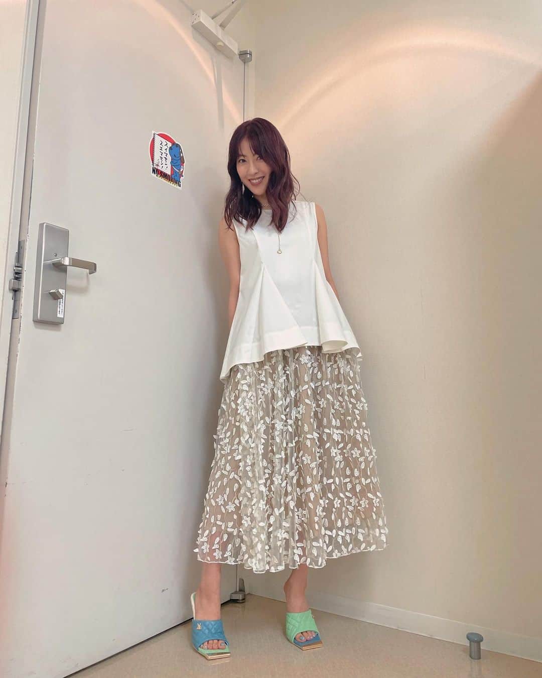 瀧本美織のインスタグラム：「. 今夜、ネタパレに出演させていただきます！ こんなに笑わせてもらい幸せ🤣 ゆめちゃんがとってもキュートな面白さでファンになっちゃいました😍  blouse‥@lavin_en_bleu_women skirt..@doublestandard_official 👠..@yelloshoes_official 💍..@cherrybrown2006  なぜか自然と力こぶポーズ😀💪🏻 ミュールが可愛いかったです💓   #ネタパレ」