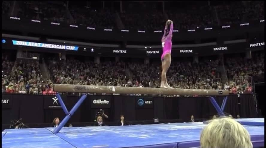 ガブリエル・ダグラスのインスタグラム：「saw this edit on youtube. loved it and wanted to share🖤 one of my favorite skills to perform   although, i did read some comments and wanted to add this:   i know i don’t post a lot about gymnastics, but i have my reasons💔   behind the scenes there were so many egregious things that i went through on the road to my 2nd games. i went through hell x2 and i lost my joy, i lost my passion, my fire, my love, and then myself. there are still so many things that have been left in the dark. hidden   my only goal in life is to help and inspire 🖤  and my only desire is that people will only spread love bc you never know what someone is going through that you cannot see    i love you all so much and i am forever grateful for your love, kind words. support, and love 🖤 x」