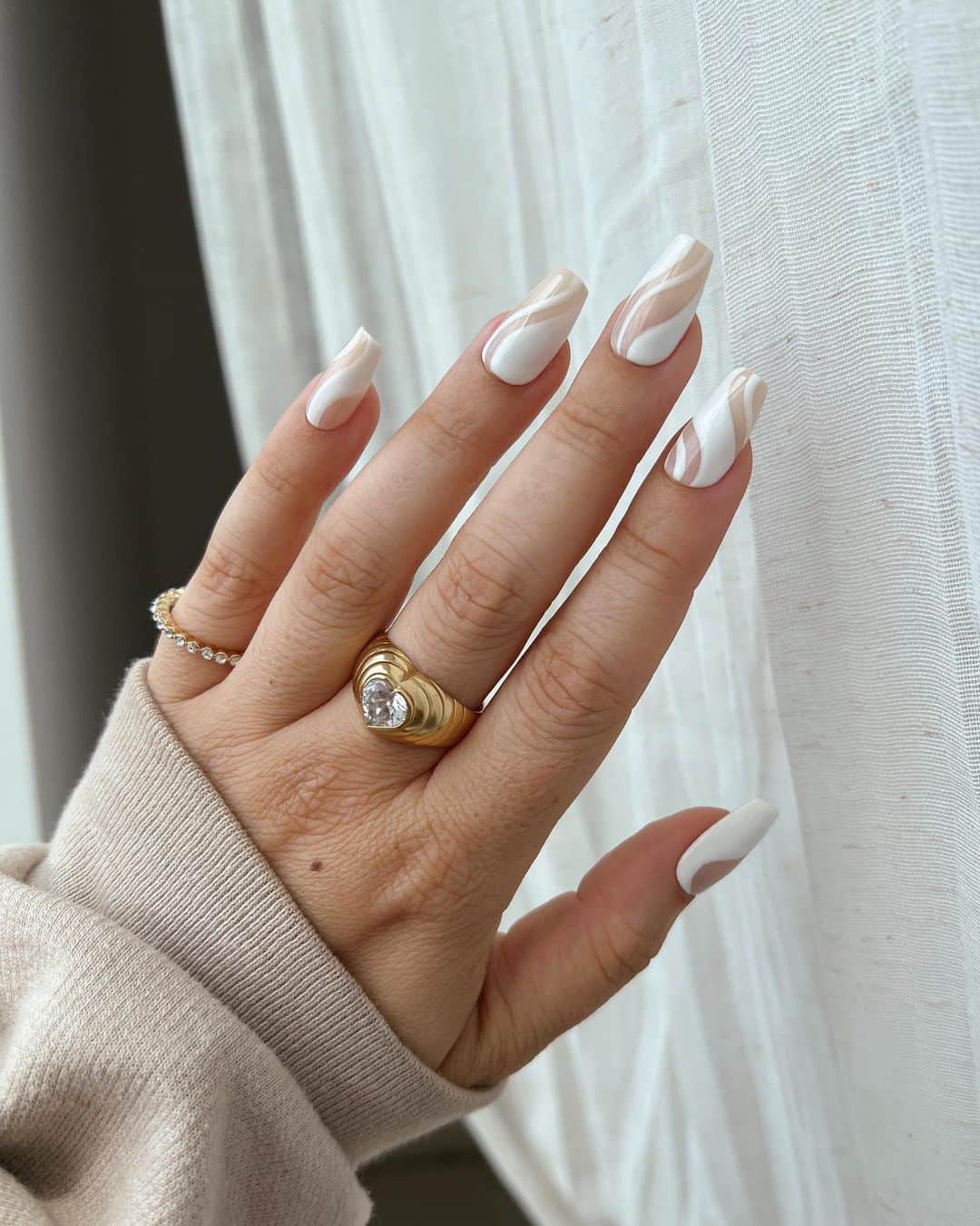 Soniaのインスタグラム：「s o f t white☁️ Created this set for @allure, check out my stories for the article!🫶 - #coffinnails #summernails #minimalnails #swirlnails #aestheticnails」