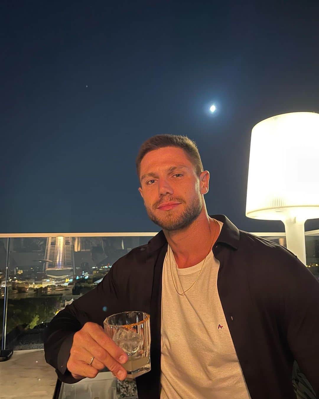 Jonas Sulzbachのインスタグラム：「Tudo especial por aqui 🤍  Look: @aramisoficial」