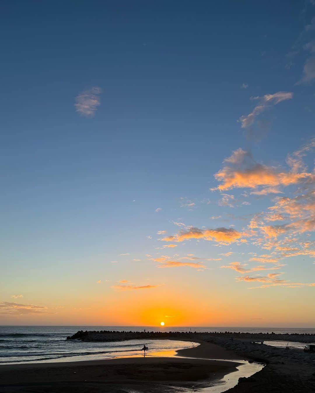 mitsuxmitsu24さんのインスタグラム写真 - (mitsuxmitsu24Instagram)「Beautiful sunrise  * * 久しぶりに朝陽がのぼる時間に海へ。 * 疲れが一気に活力に変わる瞬間。 エナジードリンクより効いたかもw * * #surfing #surfer #beautifulsunrise #sunrise」8月12日 19時20分 - mitsuxmitsu24